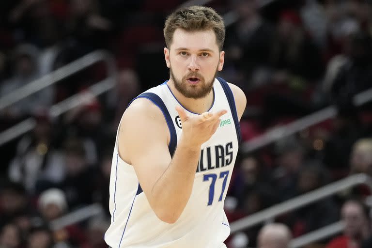 Luka Doncic brilló en Navidad y Dallas Mavericks derrotaron a Los Ángeles Lakers en un duelo clave por llegar a playoffs