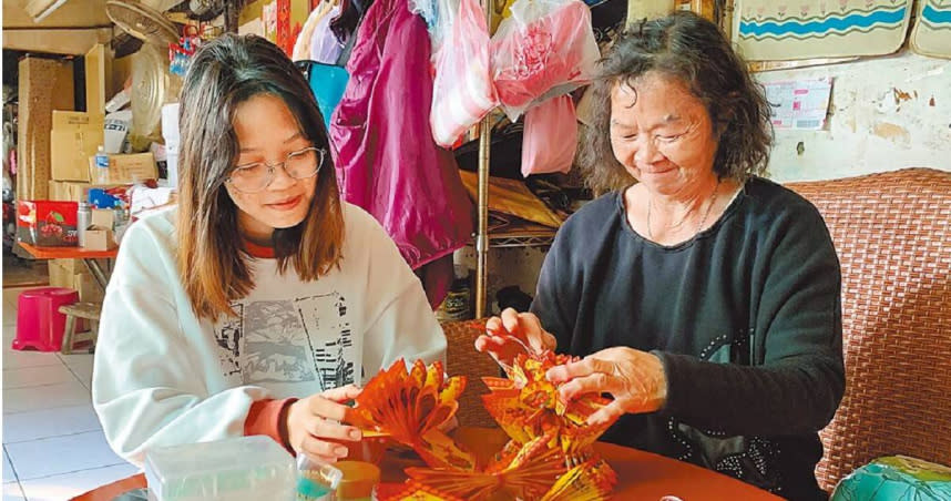 雲林縣美玉阿嬤（右）一人扶養三個孫子女長大，個個讀到大專。（圖／雲林家扶中心提供）