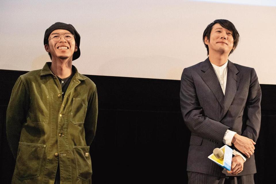 藤井道人（右）曾和《新聞記者》攝影指導今村圭佑（左）來台出席高雄電影節活動。（高雄電影節提供）