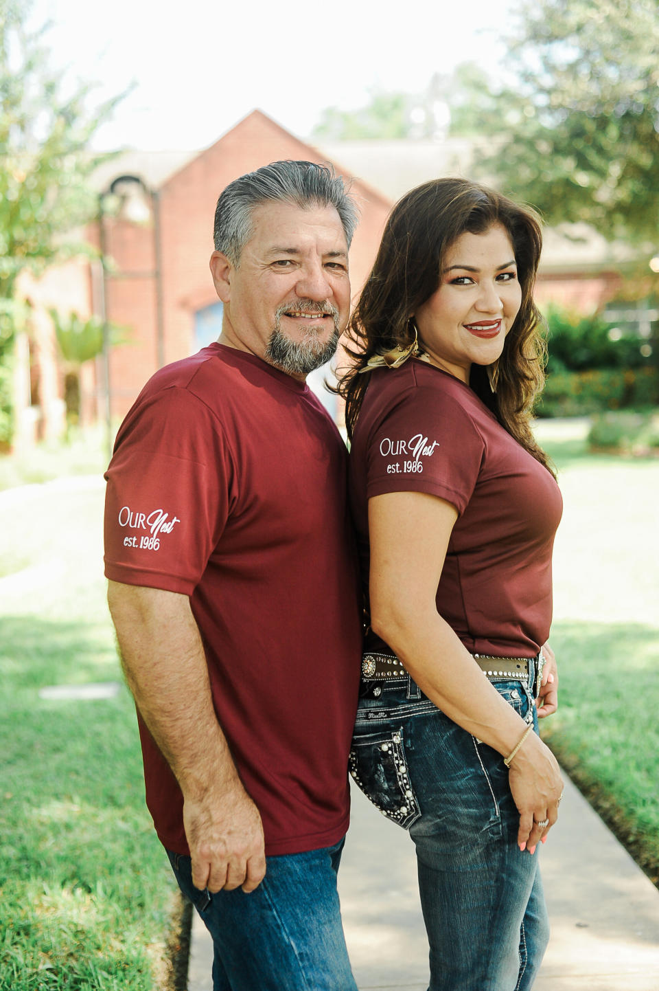 The couple wearing matching "Our Nest, Est. 1986" T-shirts.  (Photo: <a href="https://www.instagram.com/photographymelyssaanne/" target="_blank">Melyssa Anne Photography</a>)