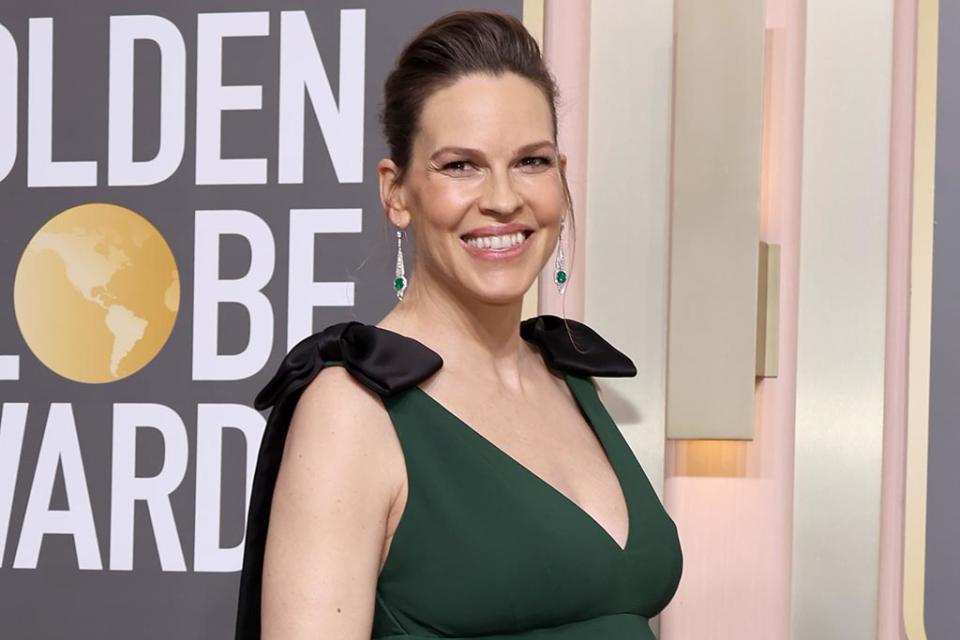 Hilary Swank, pregnant, green gown, bow gown, pumps, black pumps, Golden Globes, Golden Globes 2023, red carpet, awards, heels, high heels