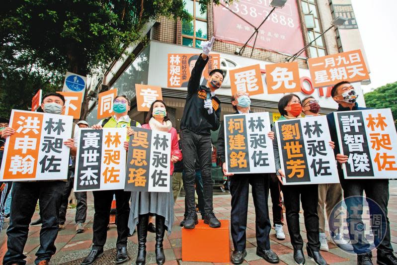 民進黨立院黨團力挺林昶佐，輪番陪他站路口拜票，連總召柯建銘都親自出動。