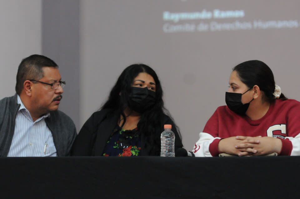 A la izquierda, el defensor de derechos humanos Raymundo Ramos.