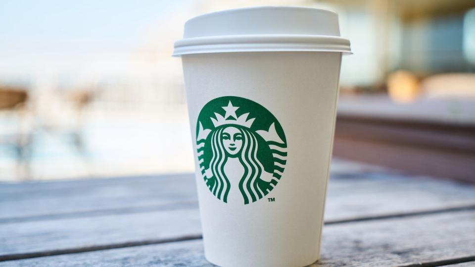 Nahaufnahme eines Pappbechers der Kaffeekette Starbucks