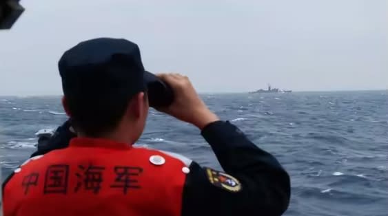 中共舉行聯合利劍環台軍演，解放軍艦與我海軍在海上對峙。   圖 : 翻攝自第一軍情