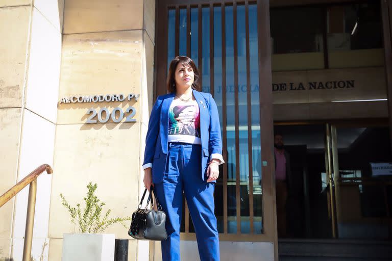 Victoria Donda en la puerta de los tribunales de Comodoro Py