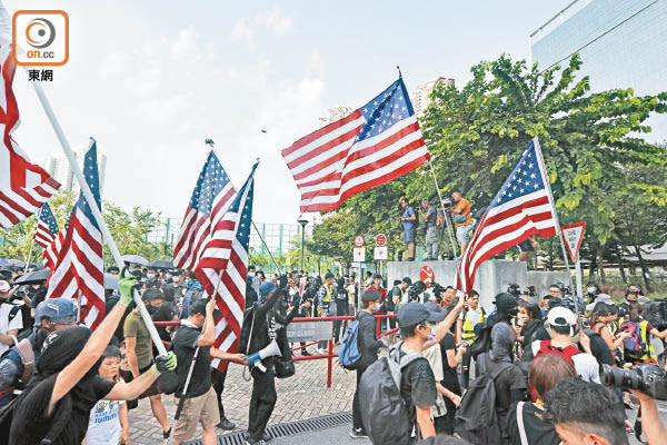 陳茂波批評有人要求其他國家制裁香港，是出賣港人利益。