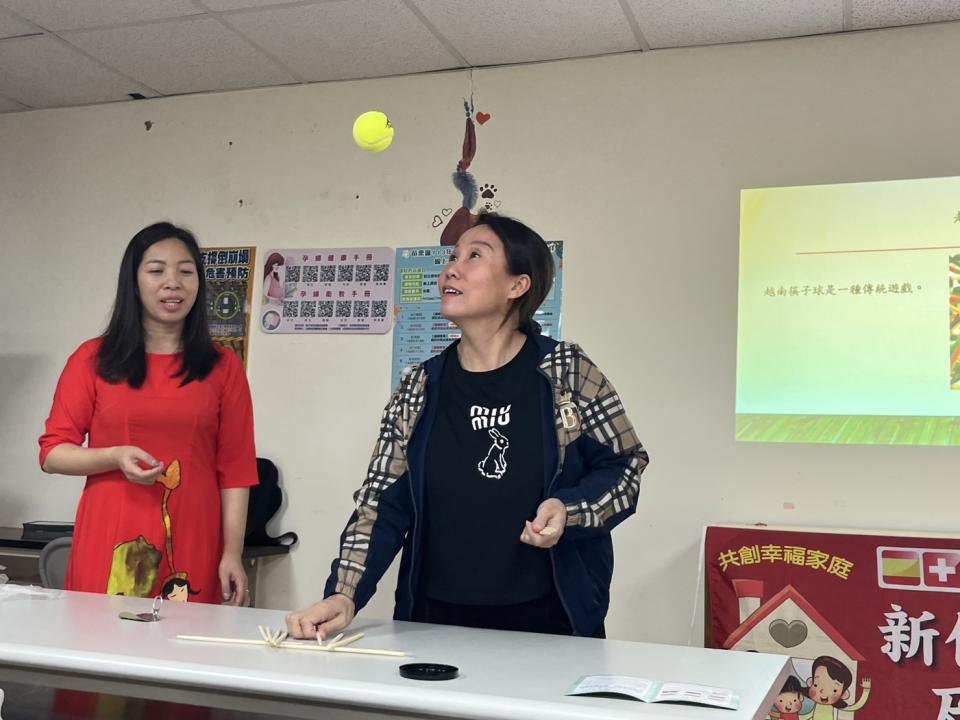 新住民體驗越南童玩—筷子球。(記者 張艷君翻攝)