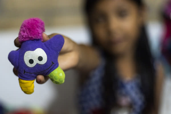 <em>Yareimy Salvador Roblero, niña guatemalteca de 7 años, muestra los juguetes que venden en el tianguis. Foto: Pamela Berlanga</em>