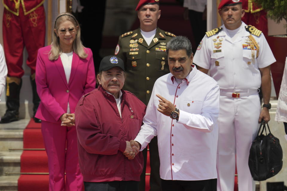 El presidente venezolano, Nicolás Maduro, a la derecha, y el presidente de Nicaragua, Daniel Ortega, se dan la mano ante fotógrafos al inicio de una cumbre de la Alianza Bolivariana para los Pueblos de Nuestra América (ALBA) en el palacio presidencial de Miraflores en Caracas, Venezuela, el miércoles 24 de abril de 2024. (AP Foto/Ariana Cubillos)