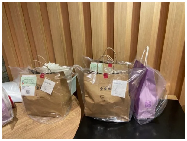店家表示餐點的紙袋包裝外都會套上防水袋。（圖／翻攝自Dcard）