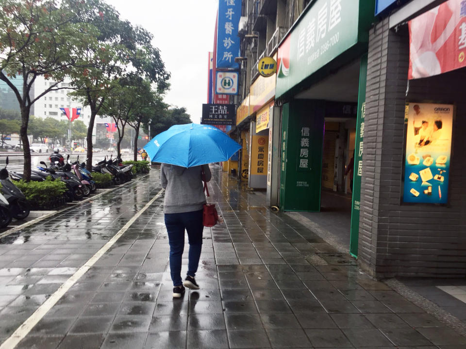 今（24）日受鋒面影響及東北風稍增強影響，全台有短暫陣雨或雷雨，中央氣象局提醒外出記得攜帶雨具。   圖：陳沛婍／攝