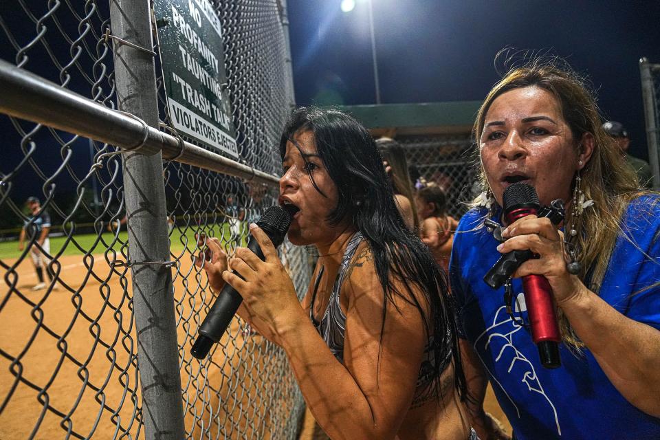 Karina Galvin, a la izquierda, y María Rojas animan al equipo del hijo de Rojas, los Marlins, durante un partido decisivo de la Liga Venezolana de Softbol de Austin.