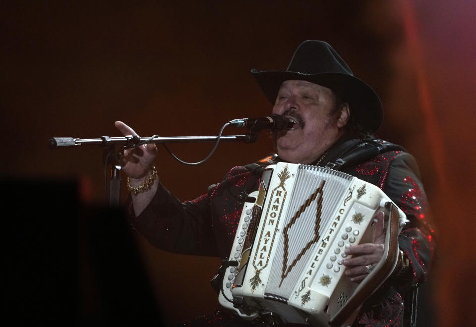 El cantante mexicano Ramón Ayala y sus Bravos del Norte se presentan durante el segundo día del festival Arre en la Ciudad de México el 10 de septiembre de 2023. (Foto AP/Fernando Llano)