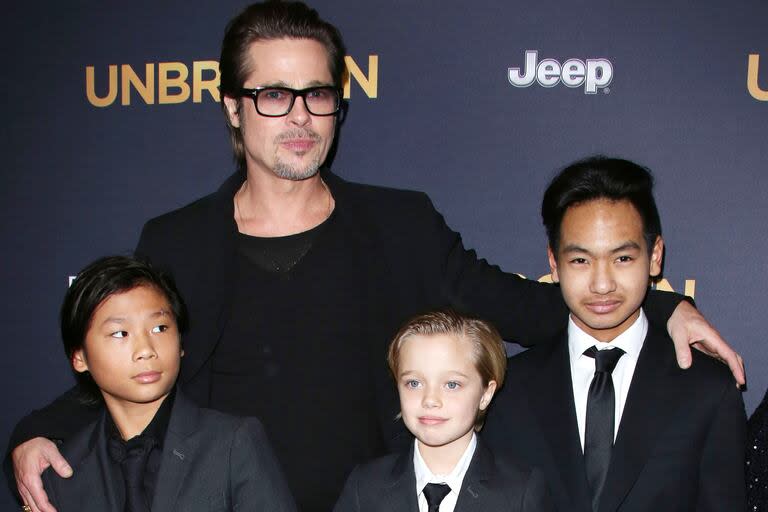 Brad Pitt junto a tres de sus hijos, Pax, Shiloh y Maddox, en 2014 cuando aún estaba junto a Angelina Jolie