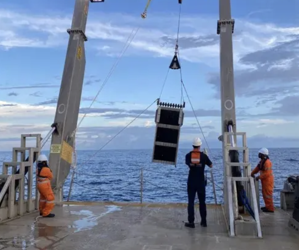 Un equipo de investigadores remolcaron un trinio magnético en el fondo del océano, a 2 km de la superficie (Avi Loeb)