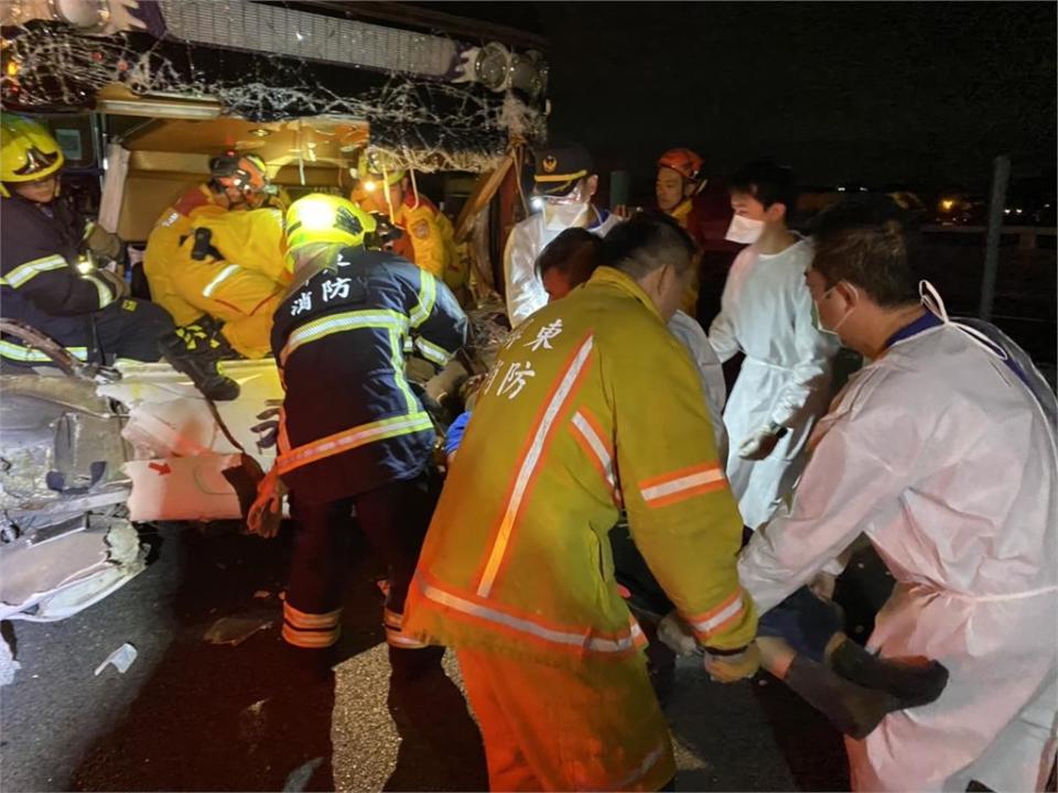 快新聞／國道三號車禍！　遊覽車追撞大貨車「駕駛受困車內」