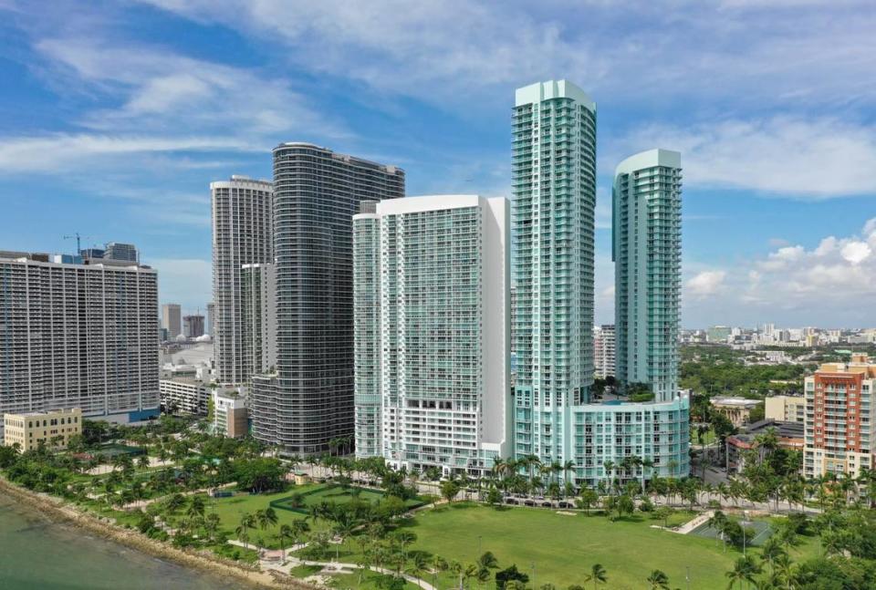 Un grupo de torres de condominios con vistas a la bahía de Miami Margaret Pace Park en la frontera de los vecindarios Omni y Edgewater.