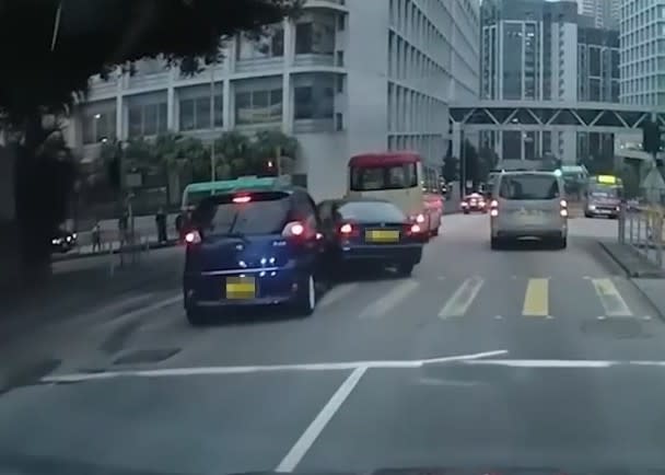 涉事私家車強行左轉撞及另一輛私家車。
