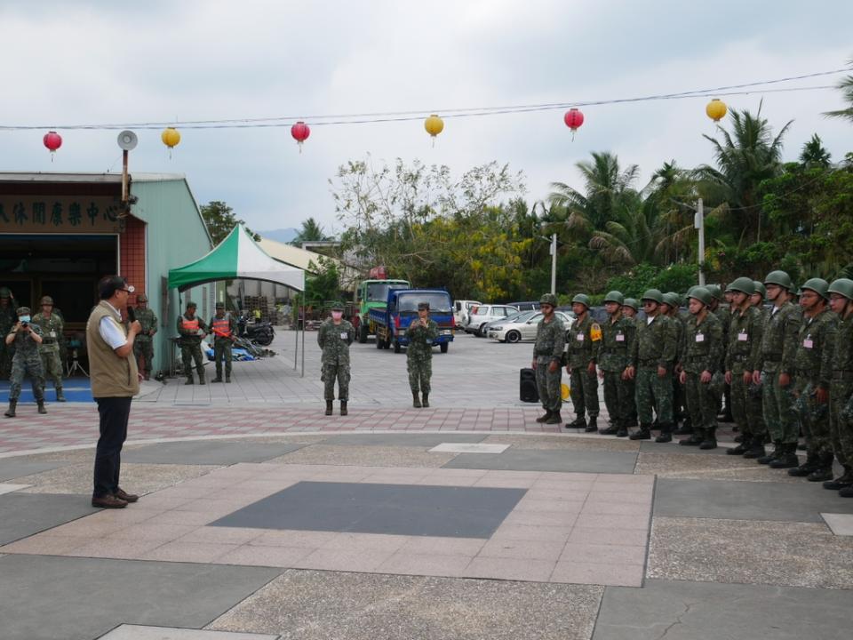 民政處長徐富癸(麥克風者)叮嚀教召員及部隊幹部，要注意身體保健、加強防疫工作 圖/軍友站提供 