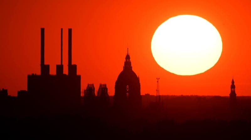 In a warming world, scientists predict deadly heat waves will strike major cities while droughts would plague southern Europe. Julian Stratenschulte/dpa