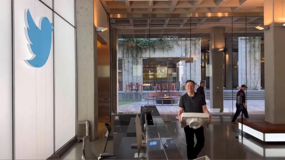 Na quinta-feira (26), Elon publicou um vídeo entrando na sede do Twitter em São Francisco, nos Estados Unidos, enquanto carregava uma pia em suas mãos. (Imagem: Reprodução/Twitter/Elon Musk)