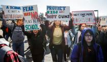 <p>EPA8508. ROUND LAKE (ESTADOS UNIDOS), 14/03/2018.- Estudiantes del Round Lake High School participan en el paro realizado a nivel nacional para protestar contra la violencia por armas de fuego, en Round lake, Illinois, Estados Unidos, hoy, 14 de marzo de 2018. Estudiantes, profesores y padres realizan un paro nacional de 17 minutos en memoria de las 17 personas muertas a tiros el pasado 14 de febrero en un instituto de Parkland, en el sur de Florida, y en demanda de un mayor control de venta de armas.EFE/TANNEN MAURY </p>