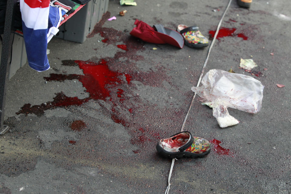 Manchas de sangre y varios zapatos en el lugar de una explosión en una zona donde se desarrolló una manifestación en Bangkok, Tailandia, el domingo 23de febrero de 2014. Más de una docena de personas resultados lesionadas el domingo por una explosión en una manifestación contra el gobierno en Bangko. (Foto AP/Wally Santana)