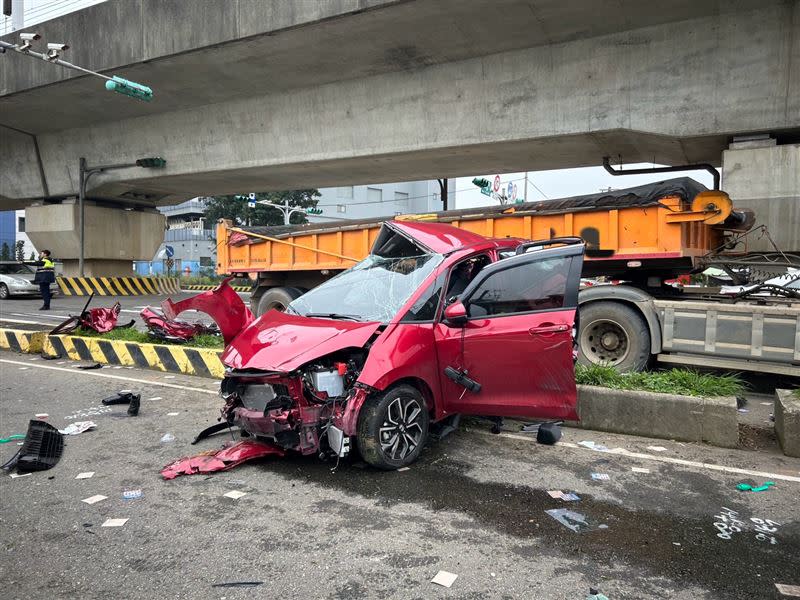 林男駕駛的汽車幾乎全毀。（圖／翻攝畫面）