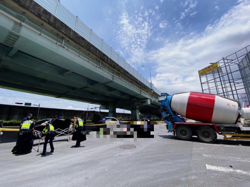 板橋環河西路1 日上午發生死亡車禍，1水泥預拌車疑違規左轉且未禮讓直行車，造成兩部重機剎車不及直接撞上，兩名重機騎士當場死亡。（中央社/翻攝畫面）