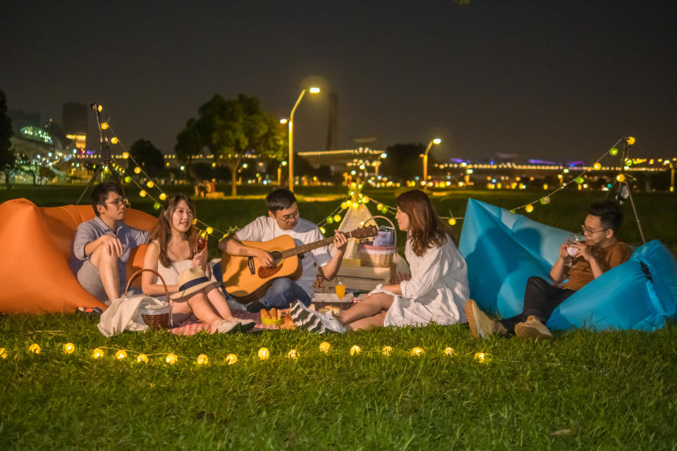 來到新北大都會公園，可以帶上野餐墊與朋友在草皮上品嘗美食邊聽歌，享受最Chill的時光。   圖：新北市觀旅局提供