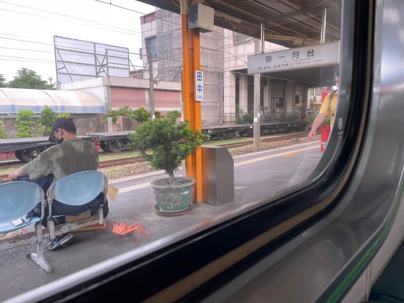 ▲原PO在車站看到一名男子身邊圍繞著幾隻超大帝王蟹，畫面看起來十分突兀。（圖／翻攝自「路上觀察學院」）