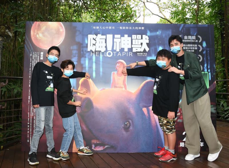 ▲是元介、白潤音、林祐銓、陳京甫前進動物園看神獸原型。（圖／甲上提供）