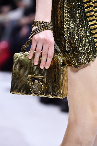 <p>Las lentejuelas también invaden a los accesorios. Si no te animas a una prenda, puedes optar por llevar los paillettes en una bolsa, como ésta en dorado de Balmain. Foto: Pascal Le Segretain/Getty Images </p>