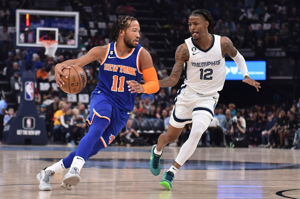 Jalen Brunson（圖左）改當尼克人首戰打得不錯，但仍不敵Ja Morant領軍的灰熊。（Photo by Justin Ford/Getty Images）