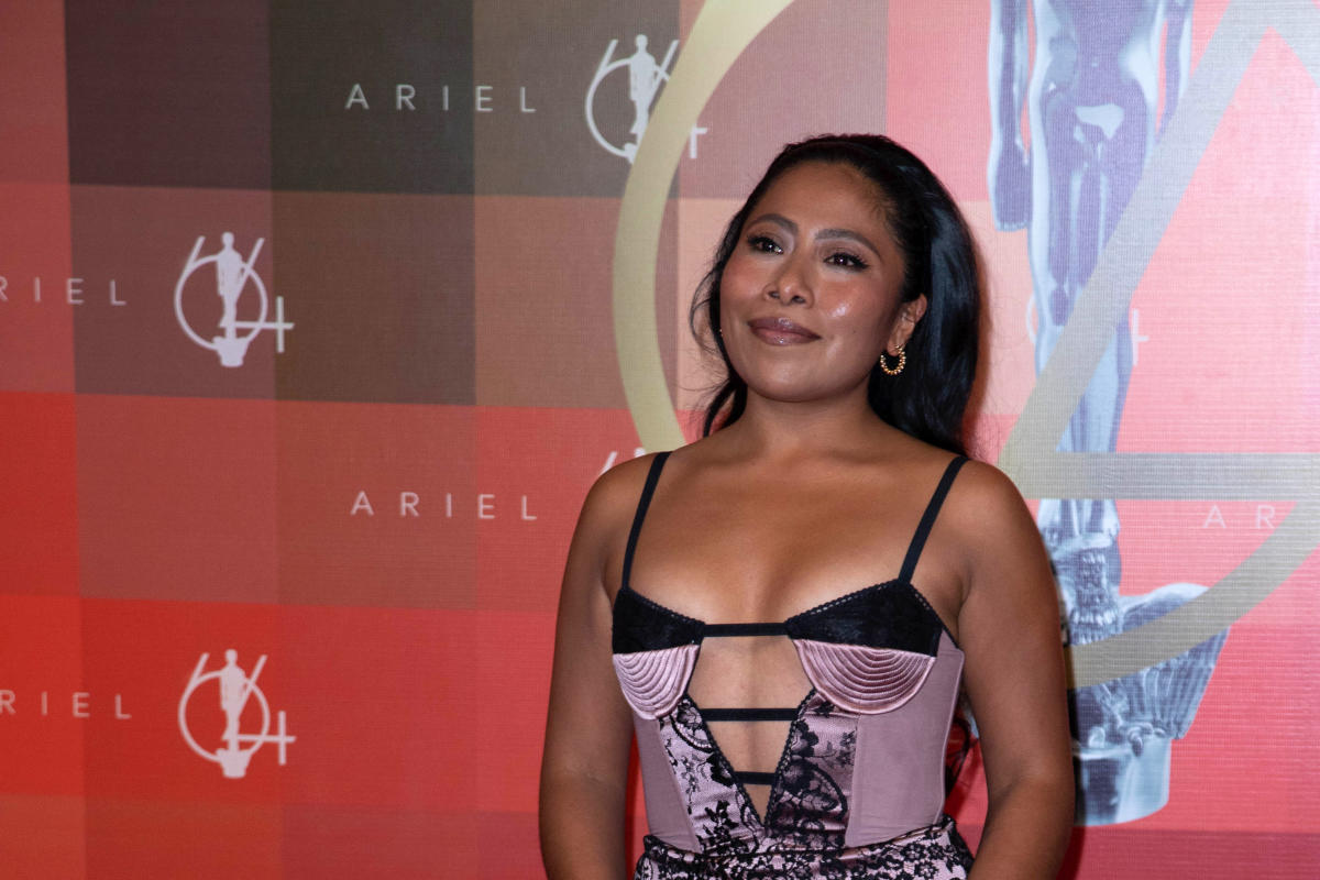 Yalitza Aparicio se roba las miradas en la alfombra roja de los Premios  Ariel