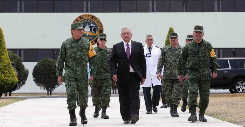 Mandos del Ejército y AMLO en recorrido por hospital