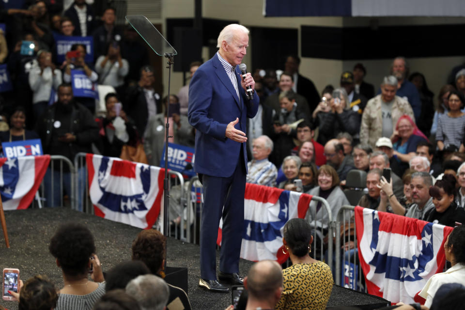 El precandidato presidencial demócrata, el exvicemandatario Joe Biden, pronuncia un discurso durante un acto de campaña en la Universidad Saint Augustine en Raleigh, Carolina del Norte, el sábado 29 de febrero de 2020. (AP Foto/Gerry Broome)