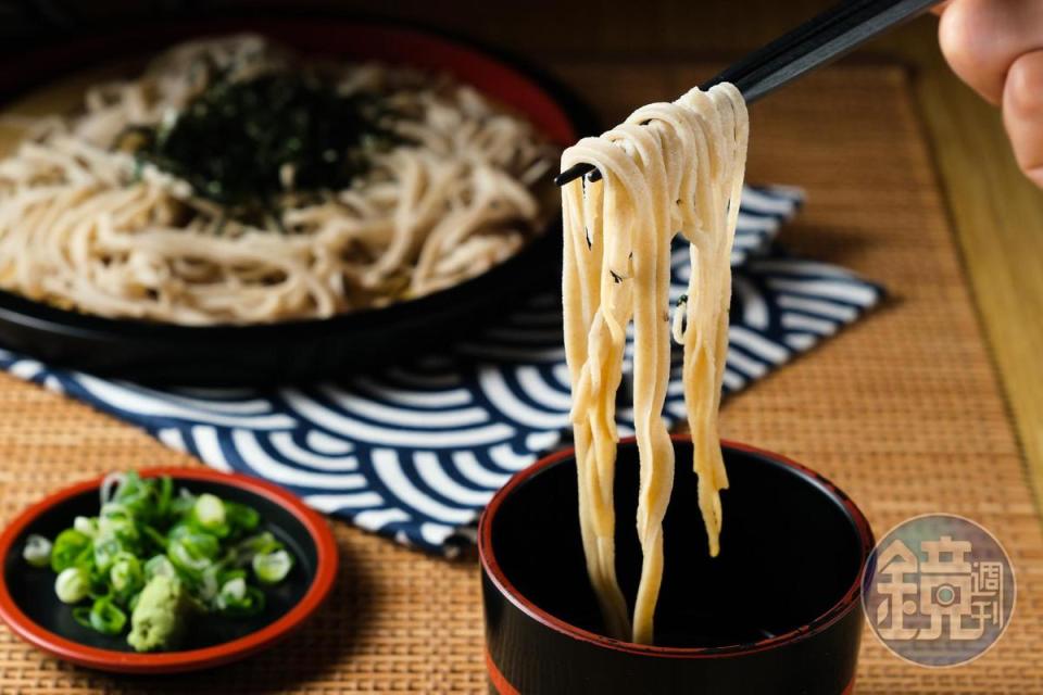 很有才華的老闆還會手打「冷蕎麥麵」，滑過食道的冰溜感很暢快。（300元／份）