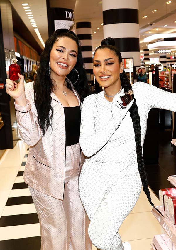 Mona y Huda Kattan en una tienda de Sephora en París