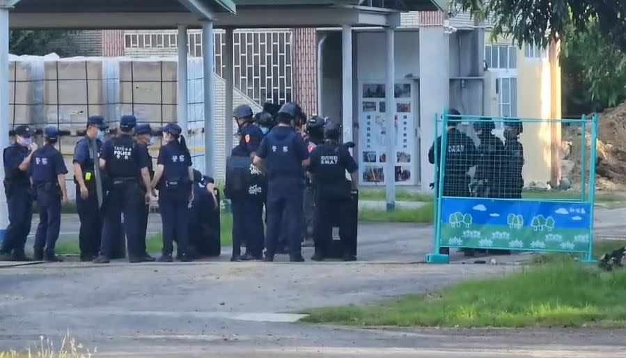 台南警方疑似已掌握兇嫌位置，全副武裝衝至現場搜查。（圖／中天新聞）