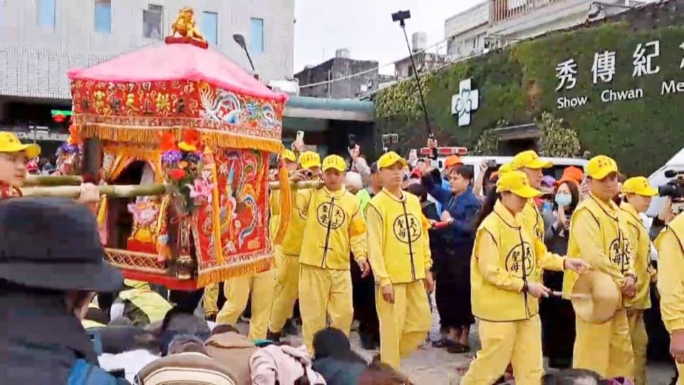 ▲白沙屯拱天宮媽祖徒步往雲林北港朝天宮進香活動今天進入第三天，粉紅超跑沿台1線進入彰化市，早上7點多，鑾駕停駕彰化秀傳醫院。（記者林明佑翻攝）