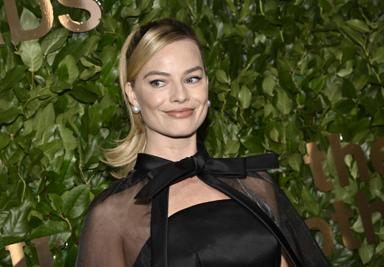 Adopté par Margot Robbie, cet accessoire retro est la grande tendance de cet hiver ! 