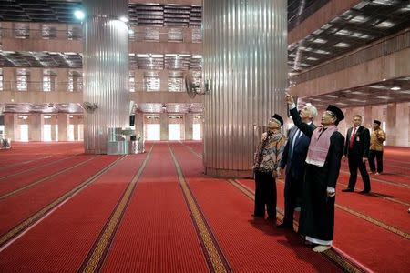 U.S. Vice President Mike Pence tours the Istiqlal Mosque in Jakarta, Indonesia April 20, 2017. REUTERS/Beawiharta