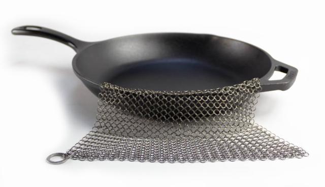 Cast Iron Scrubber + Pan Scraper - 316 Chainmail Scrubber with Silicone  Handle Cast Iron Cleaner for Cast Iron Grill Pan Skillet Wok Bakeware -  Comfortable to Hold - Easy to Use Dishwasher Safe, Black