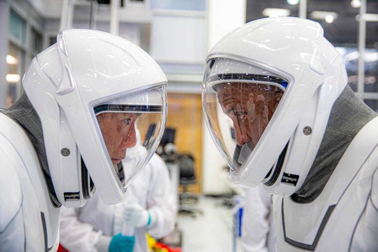 soichi noguchi victor glover nasa jaxa astronauts spacex spacesuits joking fun helmets face off crew 1 dragon spaceship mission KSC 20200924 PH SPX01_0008_orig
