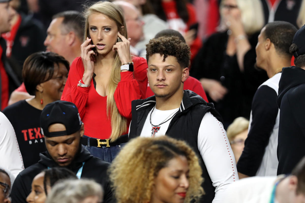 Patrick Mahomes Takes Pics With Texas Tech Fans at Kansas Game