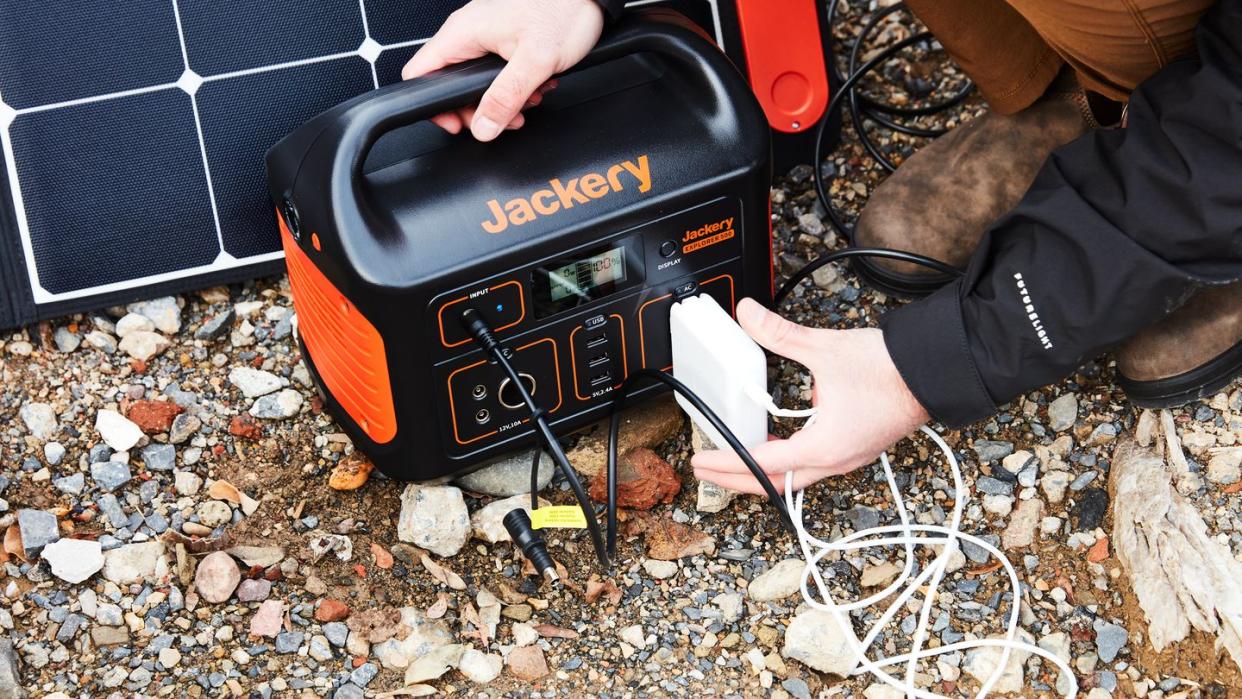 plugging into jackery 500 explorer solar portable power station