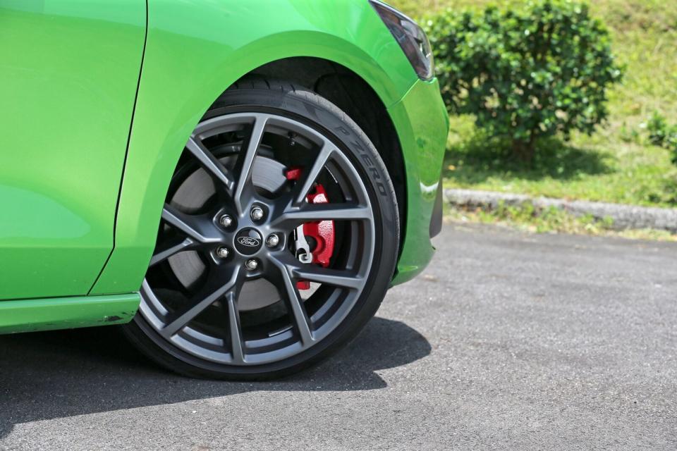 槍灰色19吋Y字五輻輪圈維持原有式樣，配胎則由Michelin PS4S改為Pirelli P Zero。