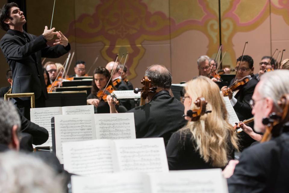 Conductor Aram Demirjian and the Knoxville Symphony Orchestra